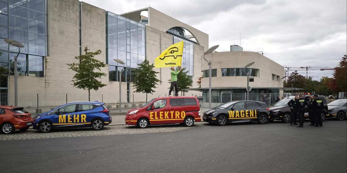 Auto-Gipfel: Greenpeace pocht auf zügigen Umstieg auf E-Mobilität 1 Greenpeace-Protest vor Autogipfel am 09.10.2025
