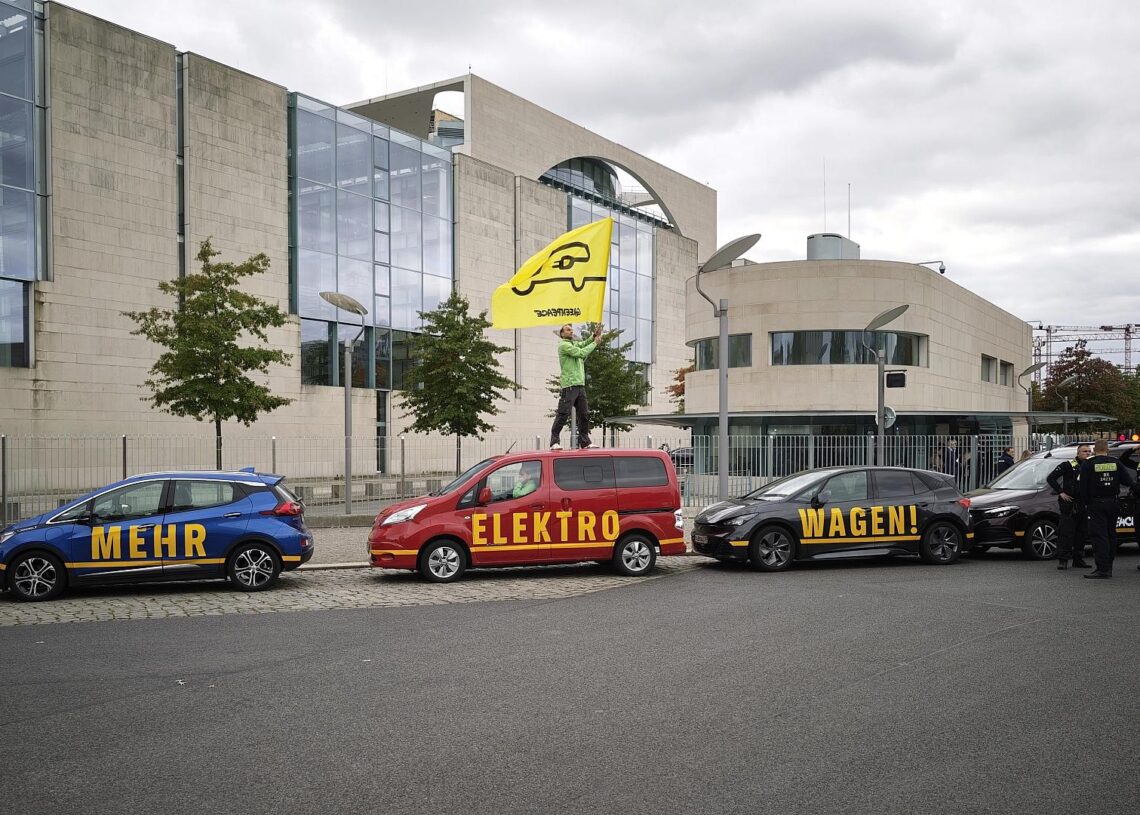 Greenpeace-Protest vor Autogipfel am 09.10.2025