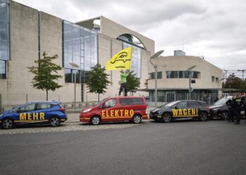 Greenpeace-Protest vor Autogipfel am 09.10.2025
