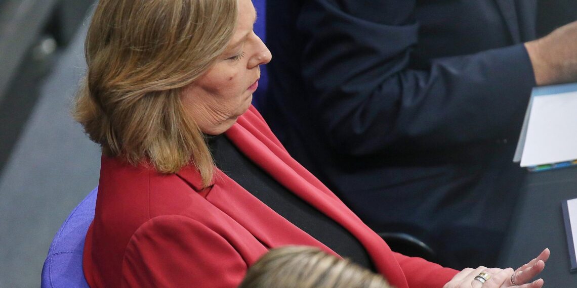 JU-Chef Winkel wirft Bas milliardenschwere Trickserei bei Rente vor 1 Bärbel Bas am 10.10.2025