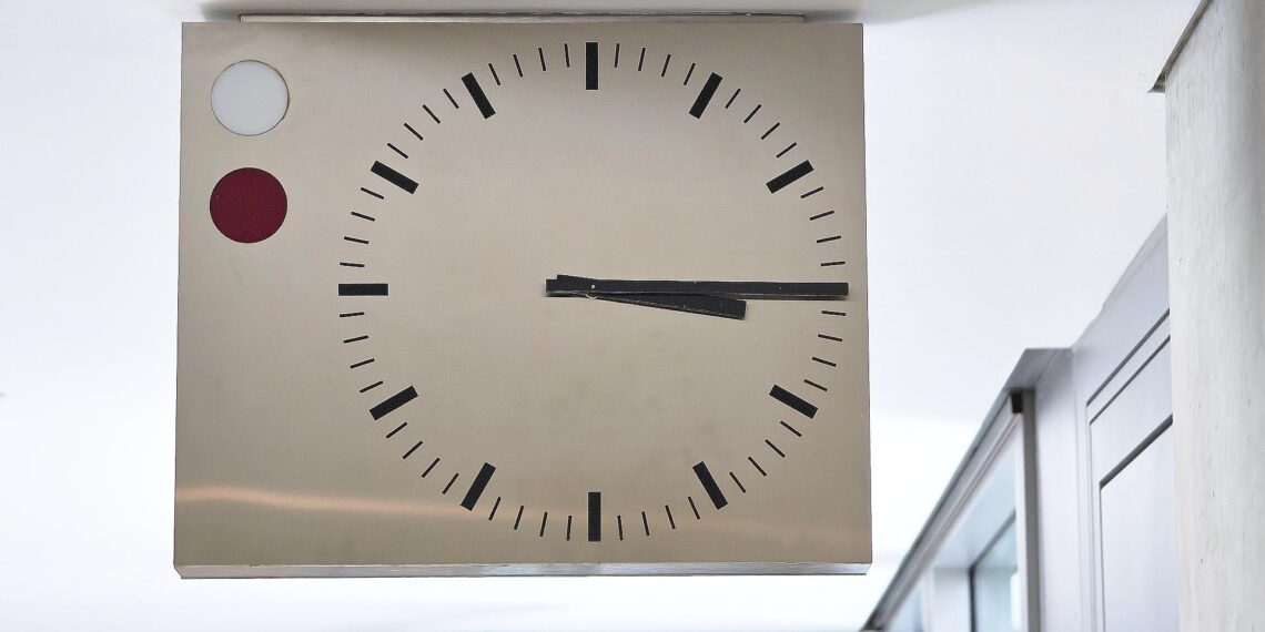 Uhren auf Normalzeit umgestellt 1 Uhr (Archiv)
