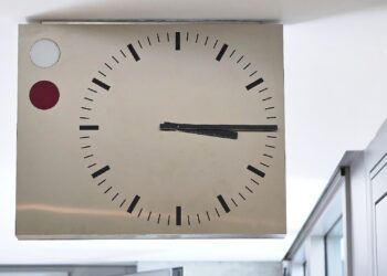 Uhren auf Normalzeit umgestellt 2 Uhr (Archiv)