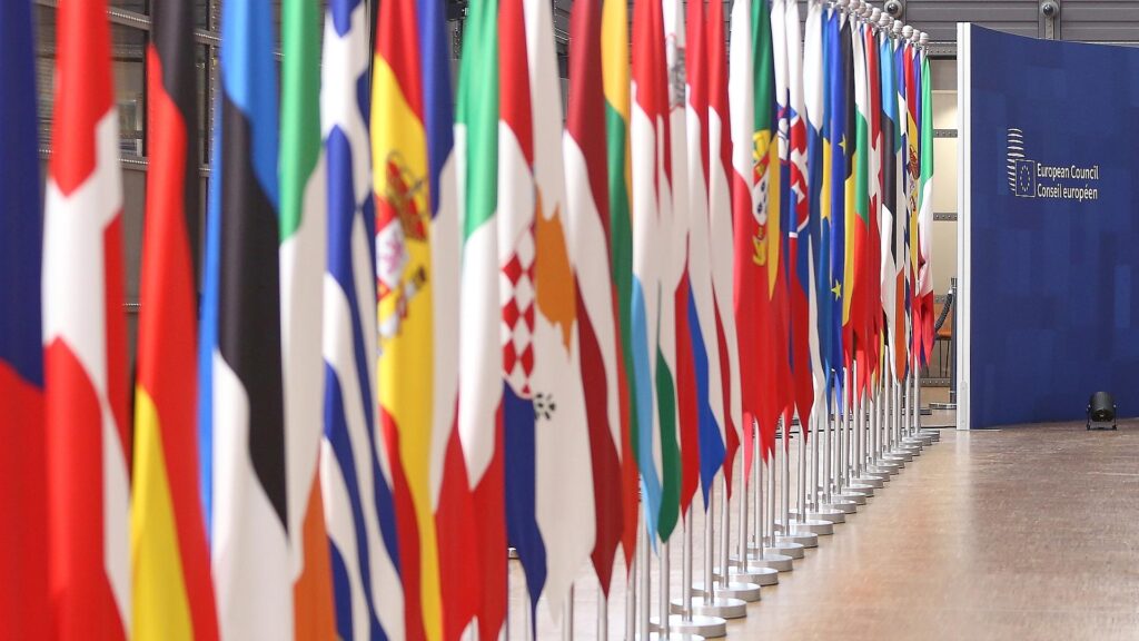 Fahnen der EU-Mitgliedsländer beim Europäischen Rat am 23.10.2025
