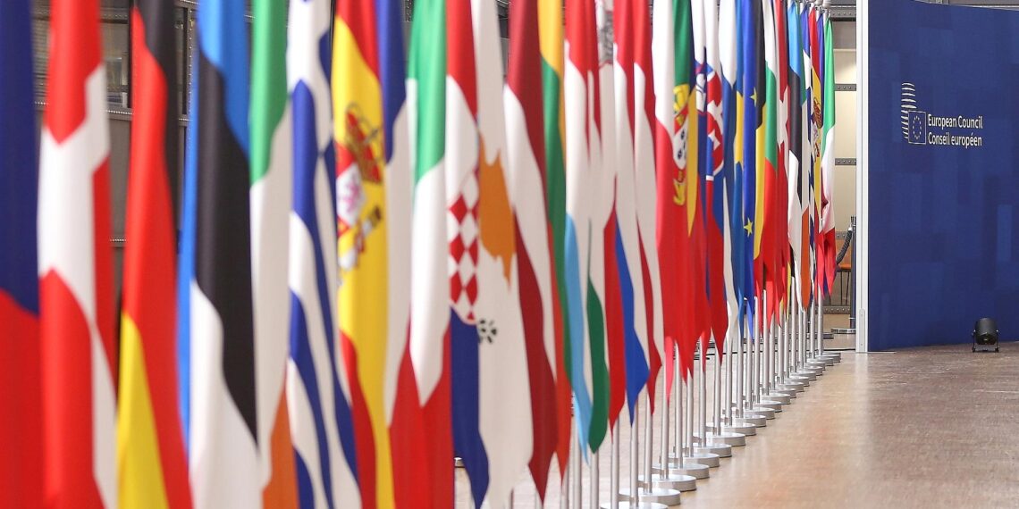 Fahnen der EU-Mitgliedsländer beim Europäischen Rat am 23.10.2025