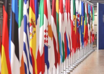 Fahnen der EU-Mitgliedsländer beim Europäischen Rat am 23.10.2025