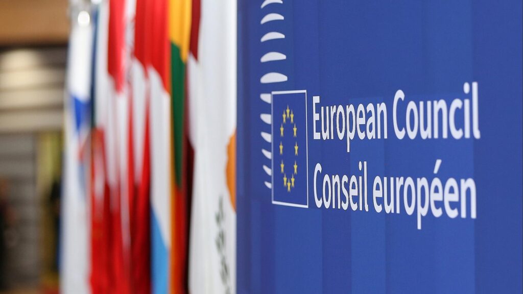 EU-Mitgliedstaaten wollen mehr Flexibilität beim Klimaschutz 1 Fahnen der EU-Mitgliedsländer beim Europäischen Rat am 23.10.2025