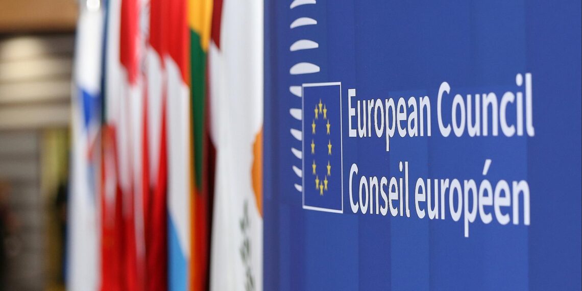 Fahnen der EU-Mitgliedsländer beim Europäischen Rat am 23.10.2025