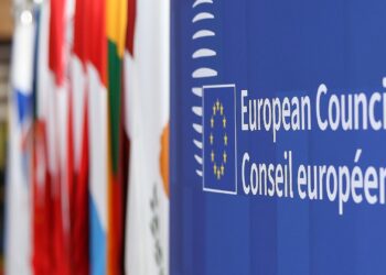 Fahnen der EU-Mitgliedsländer beim Europäischen Rat am 23.10.2025