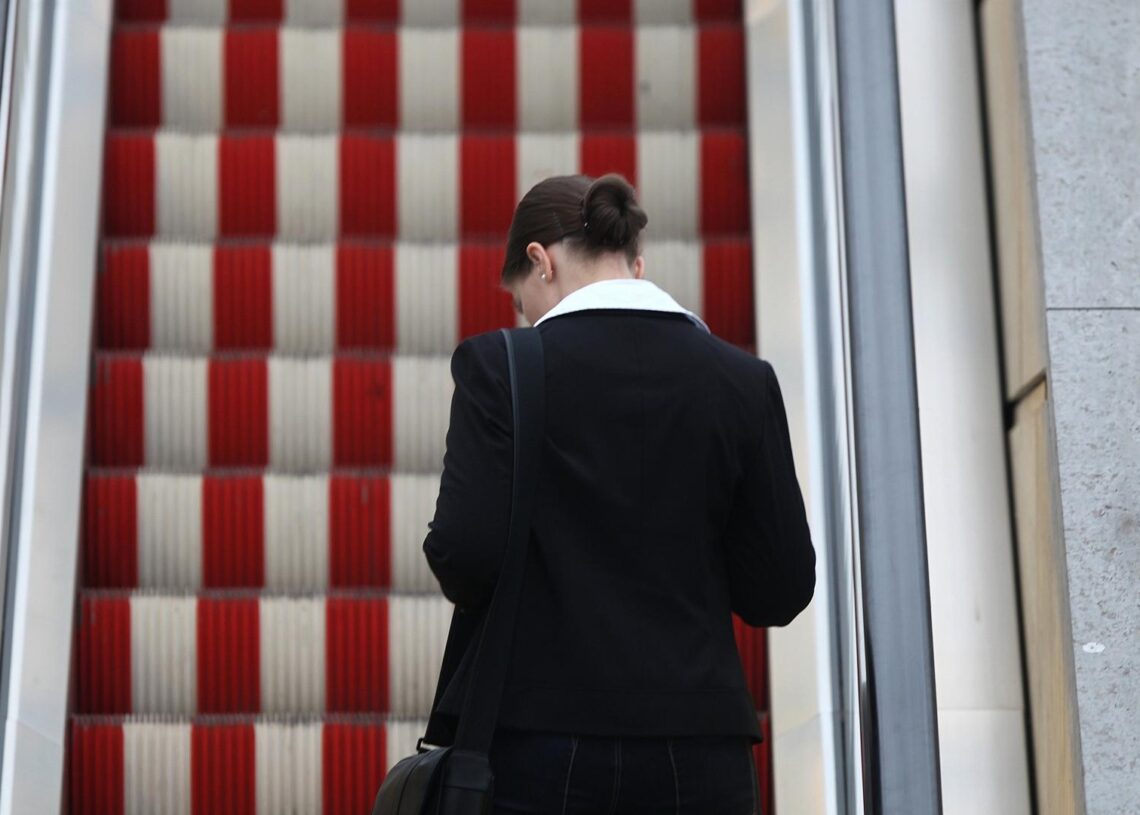 Frau auf einer Rolltreppe (Archiv)