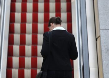 Frau auf einer Rolltreppe (Archiv)
