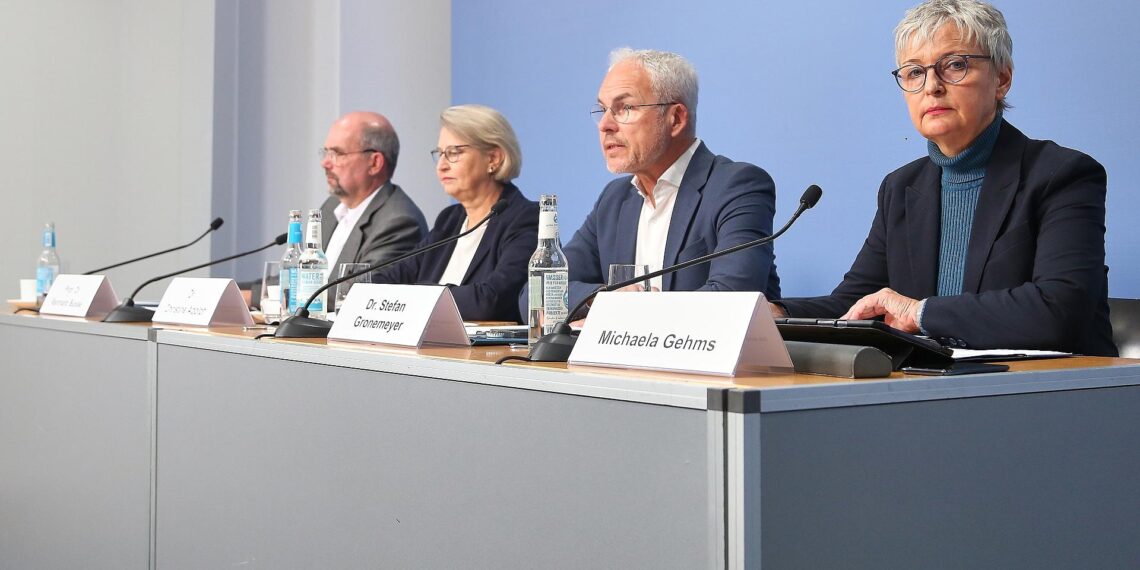 Gutachten zu vermuteten Behandlungsfehlern auf Vorjahresniveau 1 Vorstellung Jahresstatistik 2024 zur Behandlungsfehlerbegutachtung am 30.10.2025