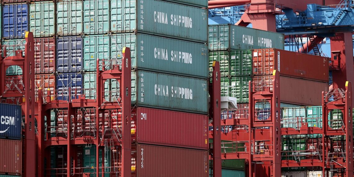 Trump kündigt neuen 100-Prozent-Zoll für Waren aus China an 1 Container (Archiv)