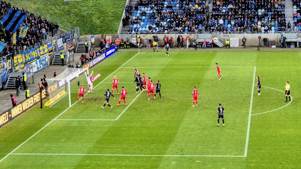 Patrick Schmidt trifft zur 1:0 Führung gegen Rot-Weiß Essen
