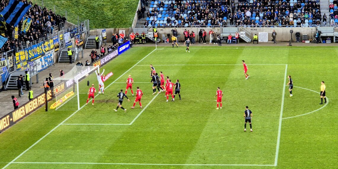 Patrick Schmidt trifft zur 1:0 Führung gegen Rot-Weiß Essen