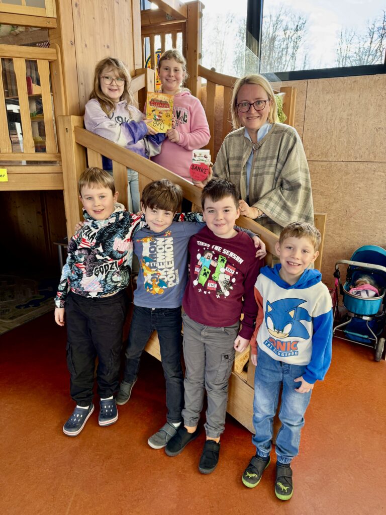 Anja Wagner-Scheid liest in der Hoferkopfschule Bildstock aus dem Buch „Großstadtdetektive: Schnappt den Dieb