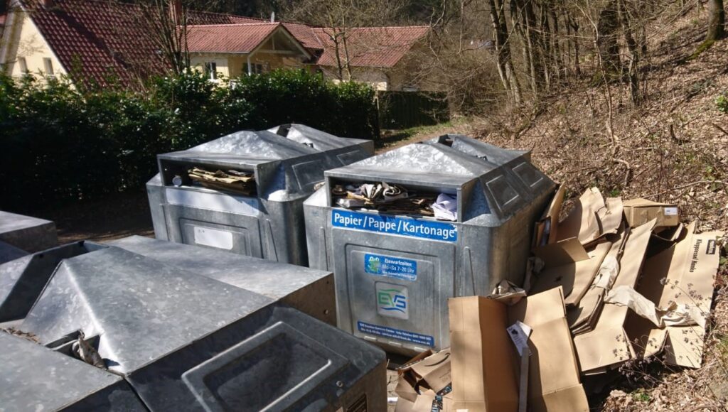 Vermüllte Papiercontainer