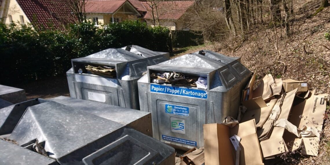 EVS plant Abbau von Altpapiercontainern im Saarland 1 Vermüllte Papiercontainer