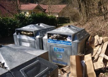 Vermüllte Papiercontainer