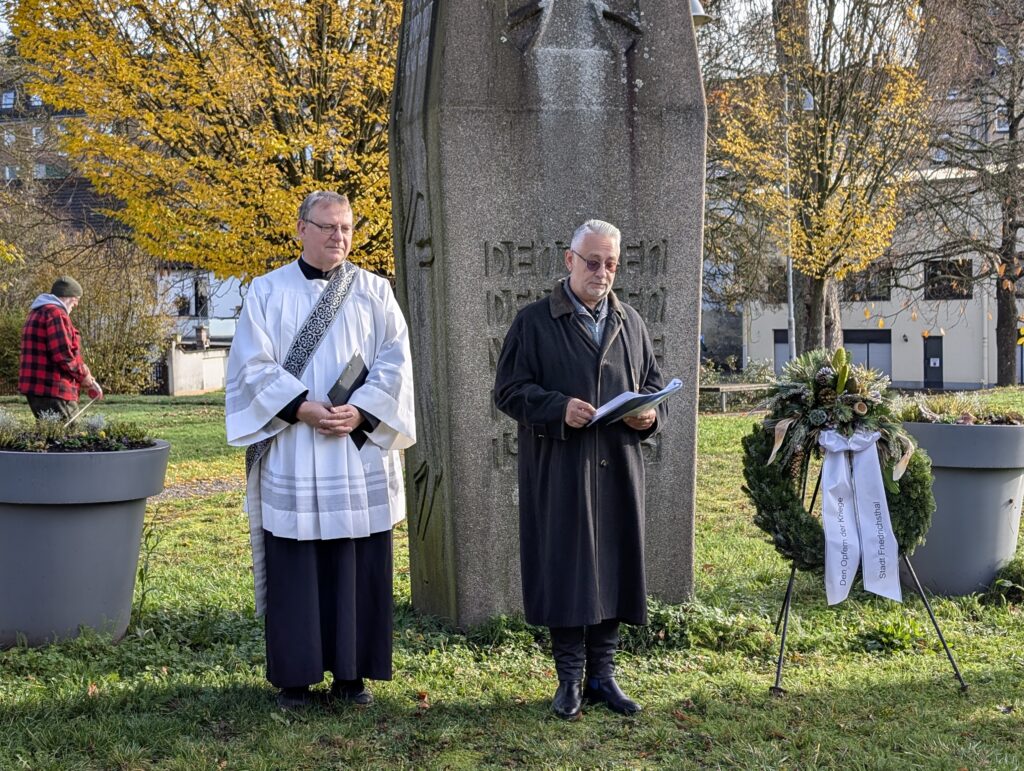 Gedenkfeier zum Volkstrauertag in Friedrichsthal 4 PXL 20251116 100040425.RAW 01.COVER