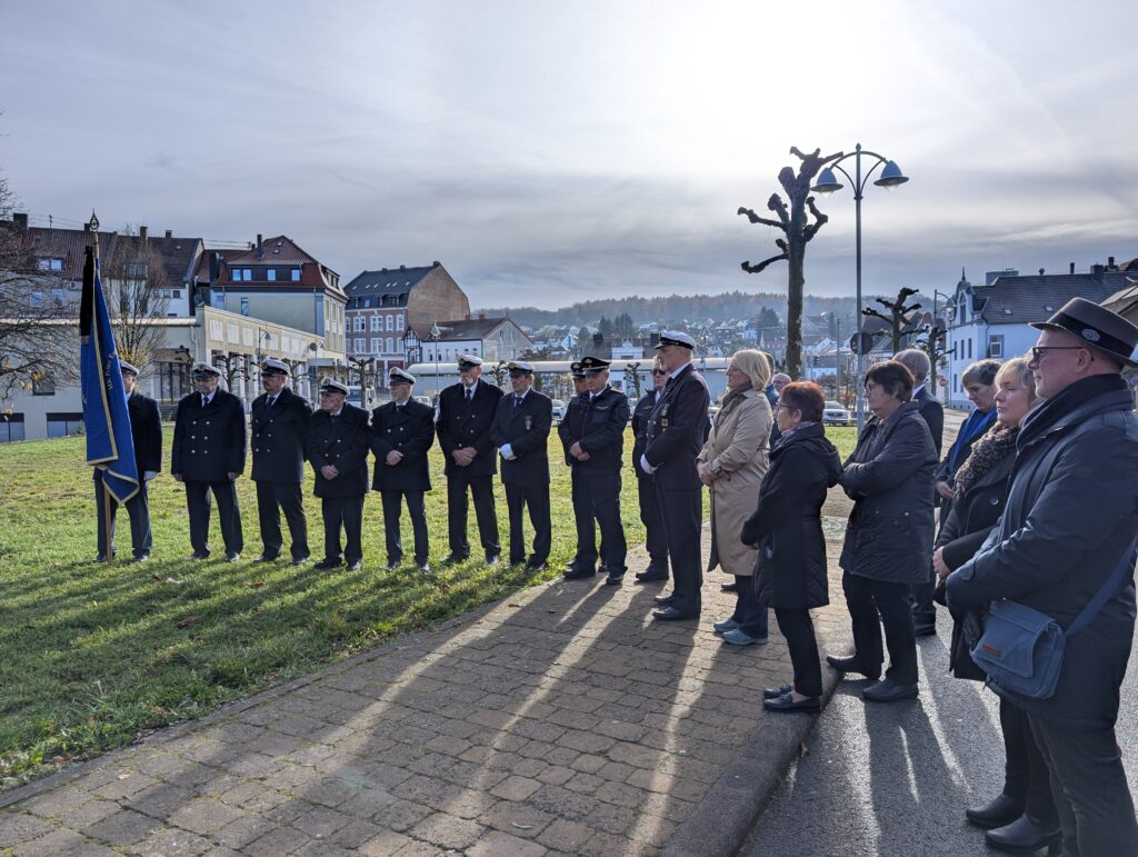 Gedenkfeier zum Volkstrauertag in Friedrichsthal 5 PXL 20251116 100240808.RAW 01.COVER