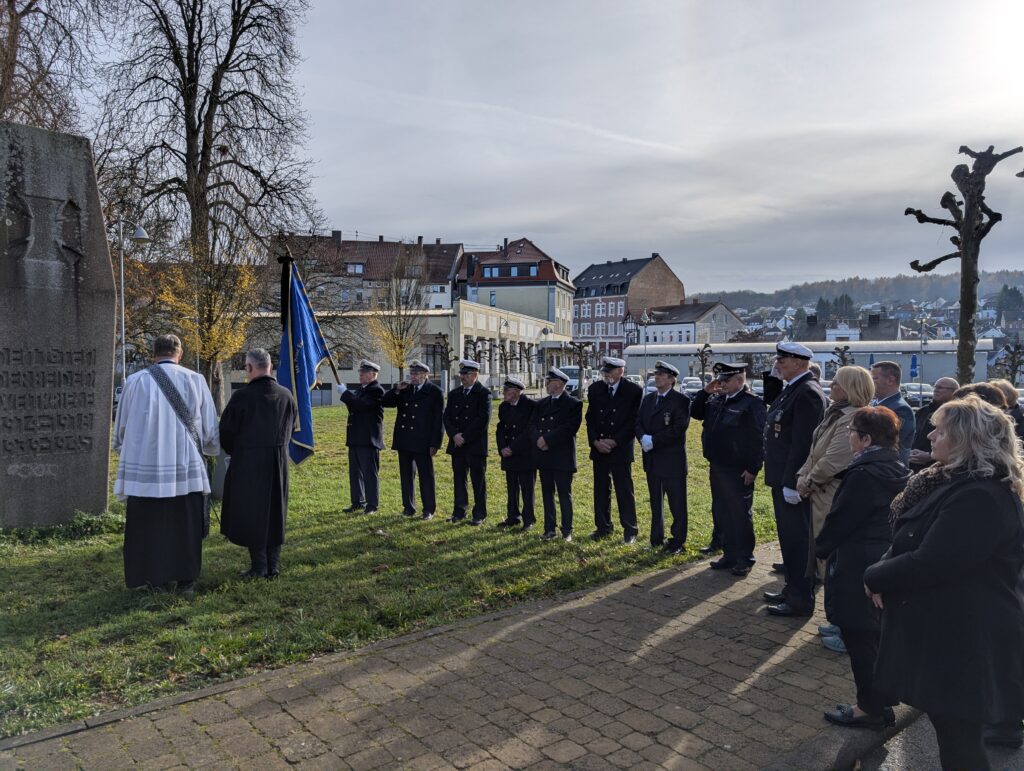 Gedenkfeier zum Volkstrauertag in Friedrichsthal 7 PXL 20251116 101308107.RAW 01.COVER