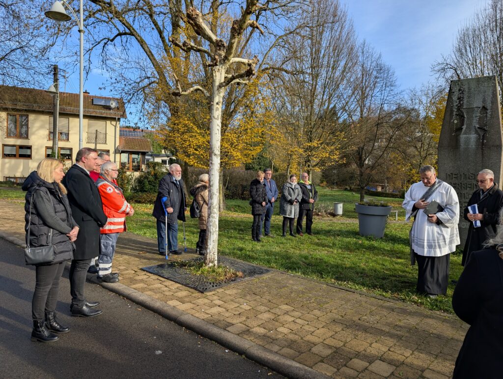 Gedenkfeier zum Volkstrauertag in Friedrichsthal 6 PXL 20251116 101321130.RAW 01.COVER