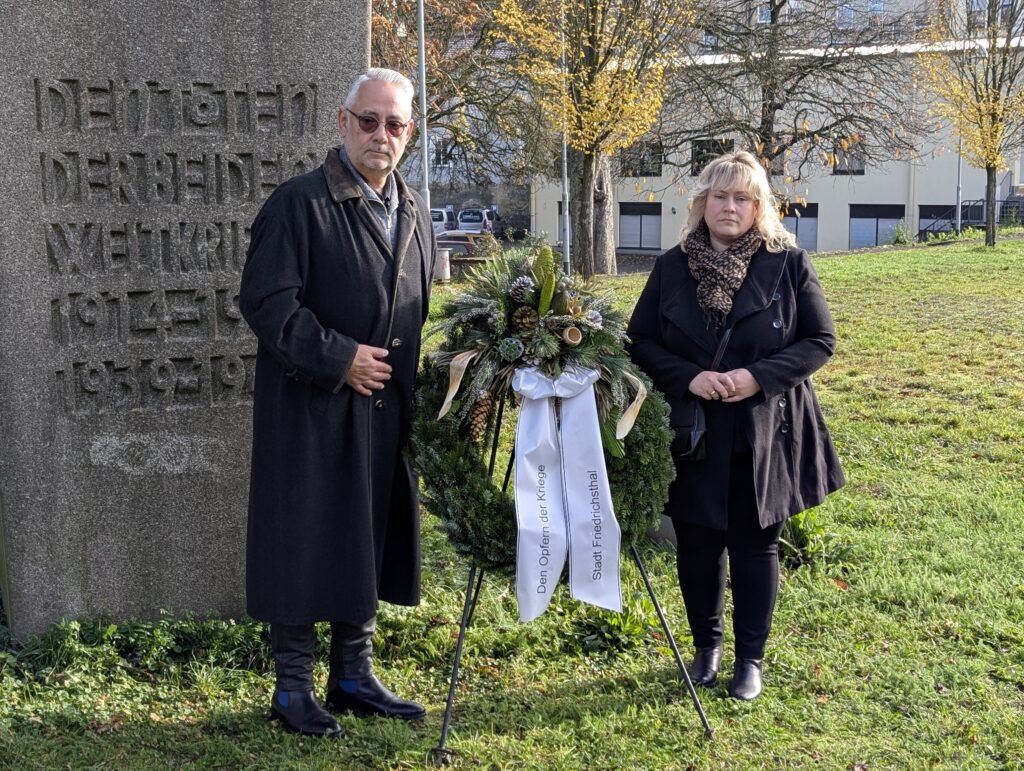 Gedenkfeier zum Volkstrauertag in Friedrichsthal 2 PXL 20251116 101411853.RAW 01.COVER