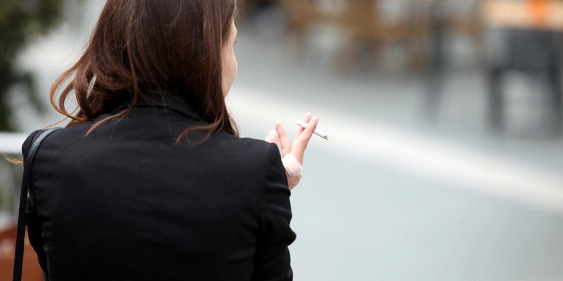 Studie: Westfernsehen hat Rauchen in der DDR angekurbelt 1 Raucherin (Archiv)