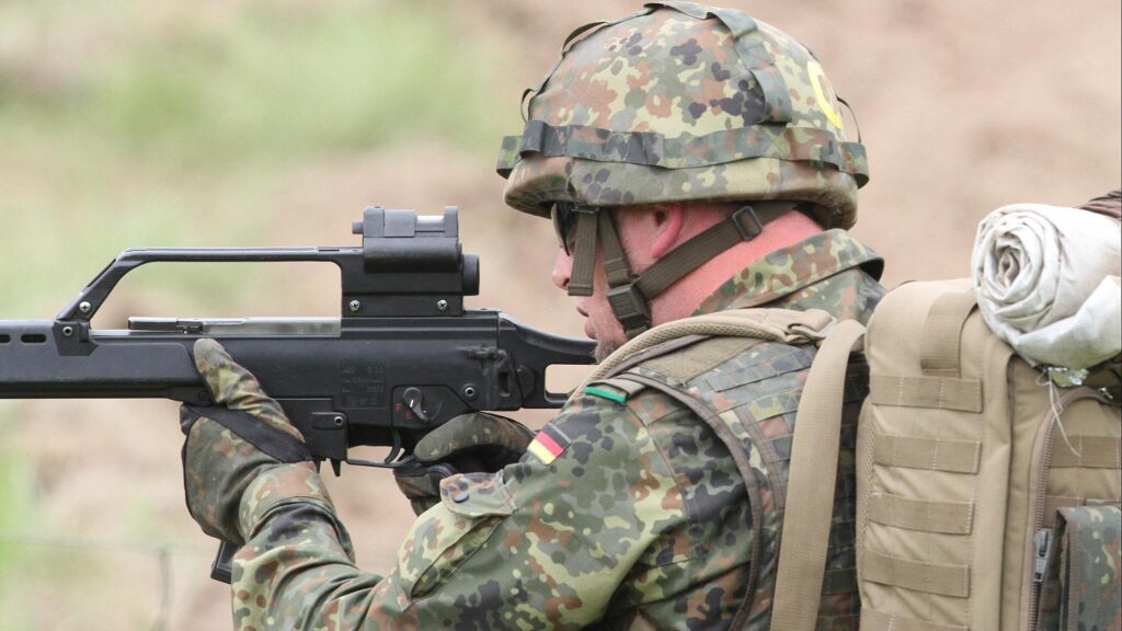 Bundeswehr-Soldat mit G36 (Archiv)
