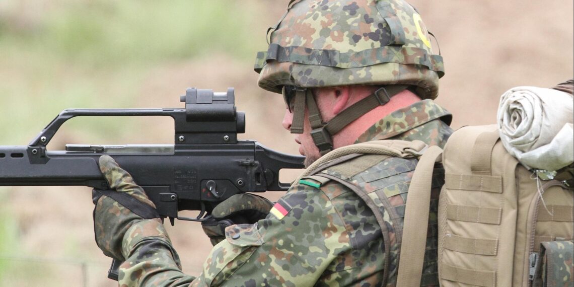 Wehrdienst: Koalition behält sich "Zufallsverfahren" vor 1 Bundeswehr-Soldat mit G36 (Archiv)