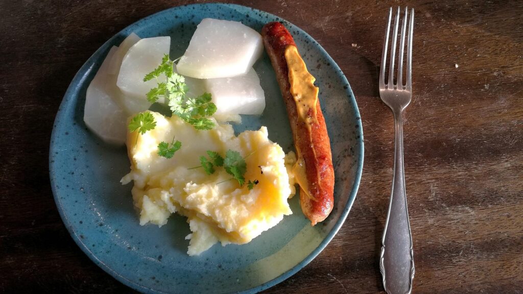 Bratwurst mit Kartoffelbrei und Kohlrabi (Archiv)