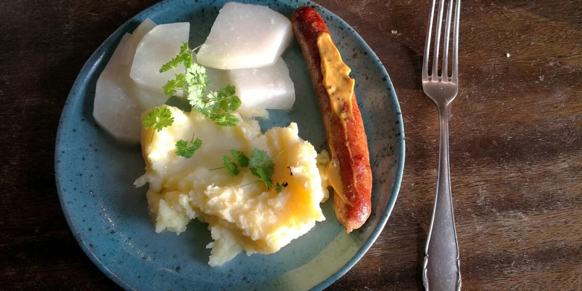 Deutsche achten bei Lebensmitteln wieder mehr auf den Preis 1 Bratwurst mit Kartoffelbrei und Kohlrabi (Archiv)