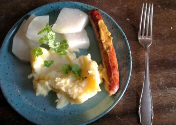 Bratwurst mit Kartoffelbrei und Kohlrabi (Archiv)