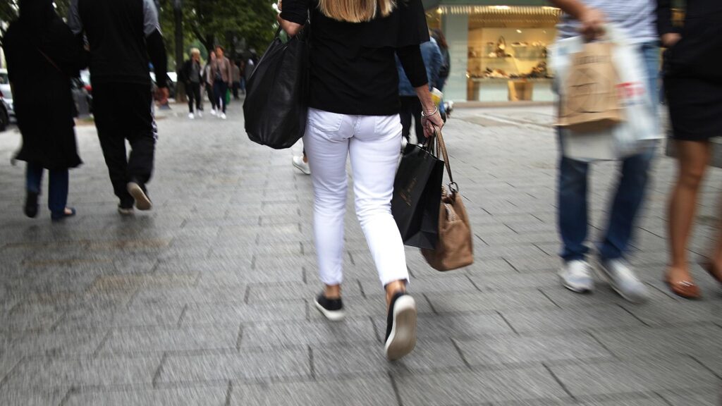 Passantin in der Düsseldorfer Kö (Archiv)