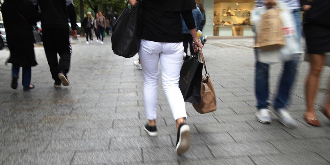 Passantin in der Düsseldorfer Kö (Archiv)