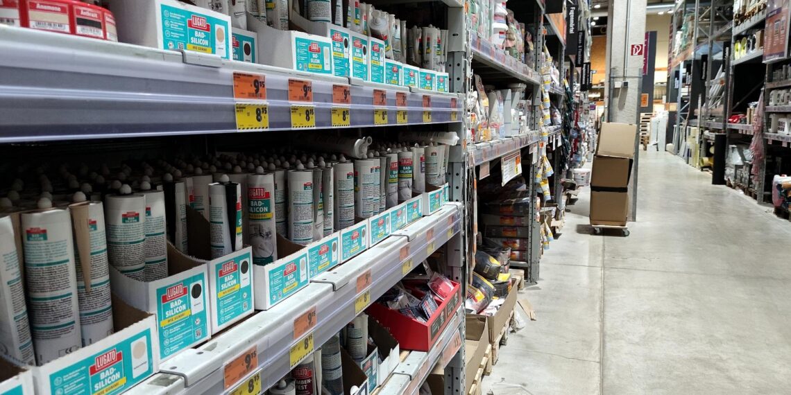 Silikon in einem Baumarkt (Archiv)