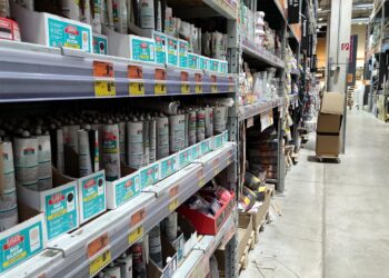 Silikon in einem Baumarkt (Archiv)