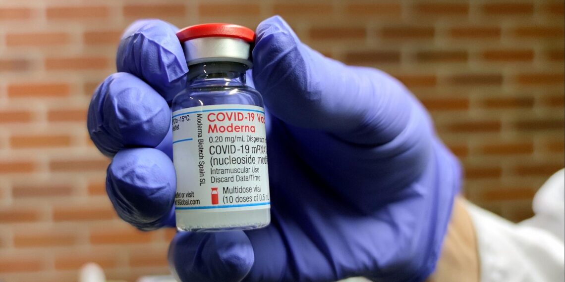 Impfampulle von Moderna (Archiv)