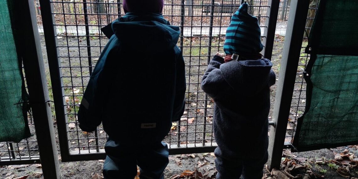 Kinder hinter einem Gitter (Archiv)