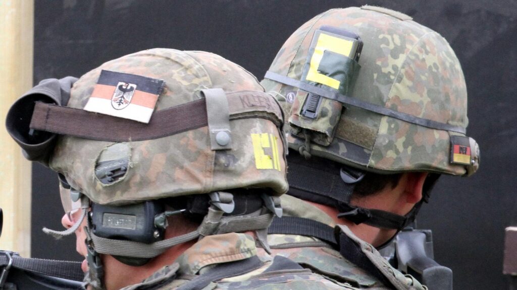 Bundesjugendring lehnt Wiedereinführung der Wehrpflicht ab 14 Bundeswehr-Helme (Archiv)