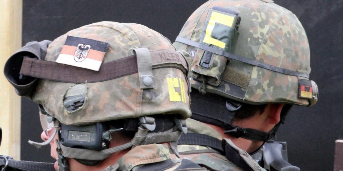 Bundeswehr-Helme (Archiv)