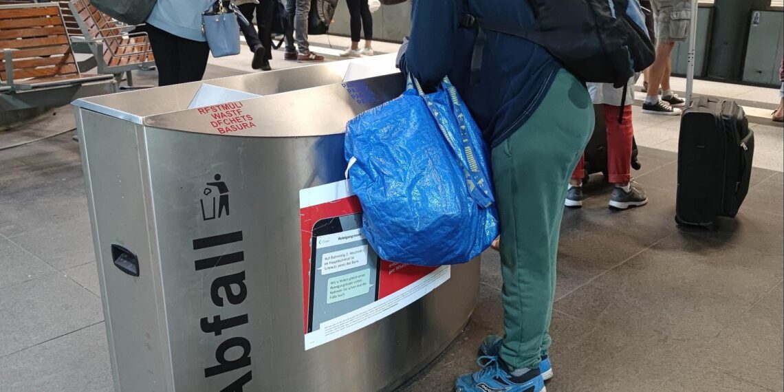 Eine Frau wühlt in einem Abfalleimer (Archiv)