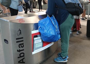 Eine Frau wühlt in einem Abfalleimer (Archiv)