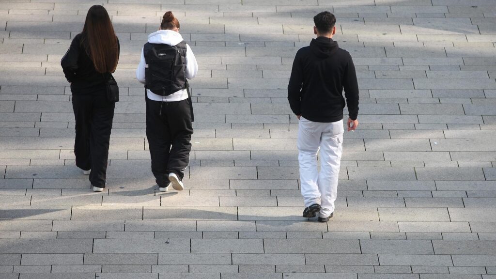 Jeder vierte Minderjährige auf Sozialleistungen angewiesen 12 Junge Leute (Archiv)