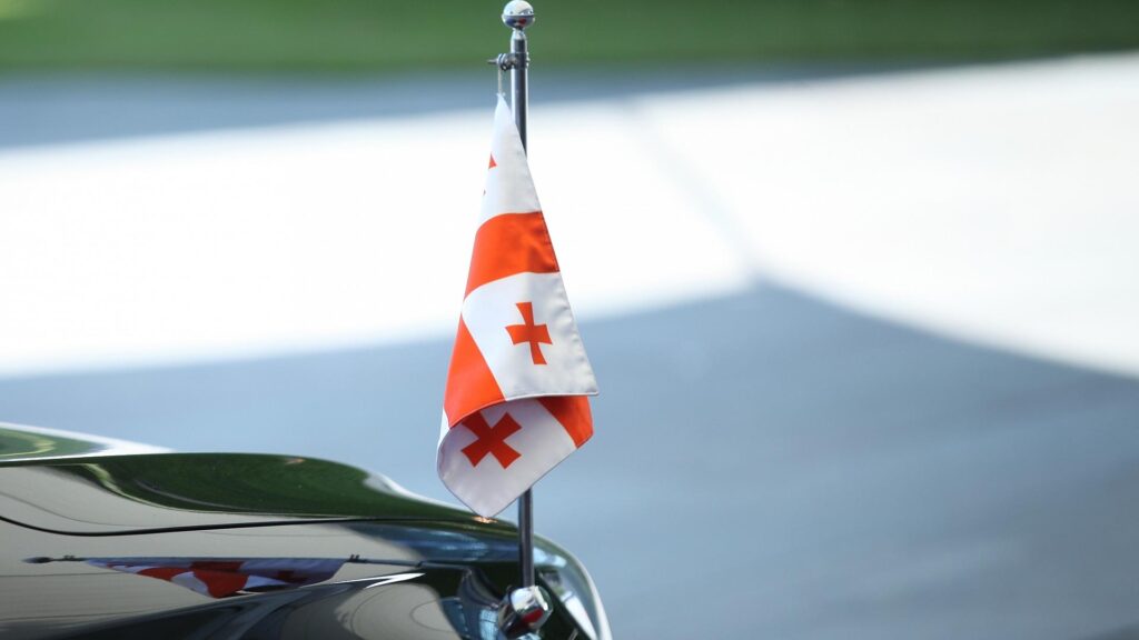 Auto mit Fahne von Georgien (Archiv)