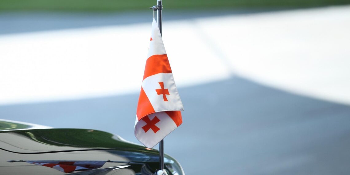 Auto mit Fahne von Georgien (Archiv)