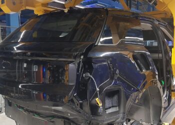 Autoindustrie will über halbe Billion Euro investieren 3 Autoproduktion (Archiv)