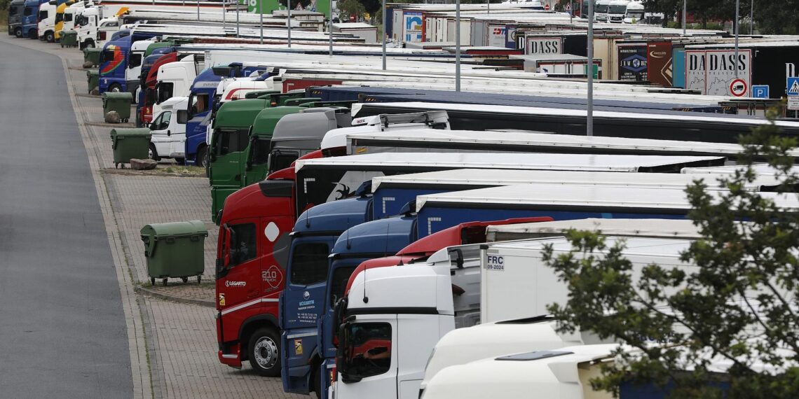 Deutsche Führungskräfte bewerten Transformation deutlich besser 1 Lkw (Archiv)