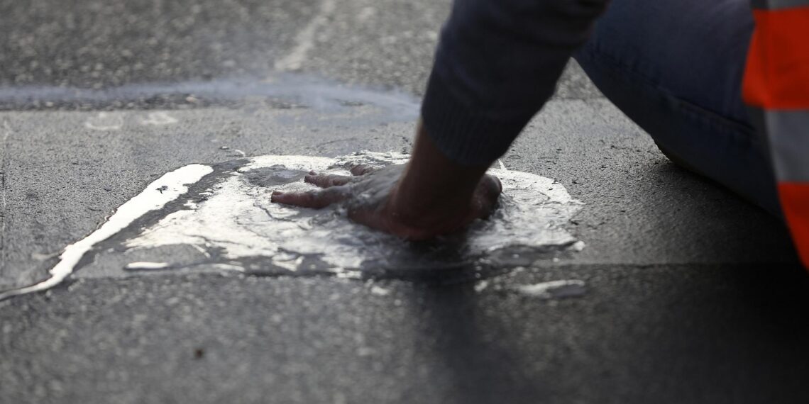 Nach Lufthansa-Klage: Hohe Strafe für Klimakleber 1 Protest von `Letzter Generation` (Archiv)