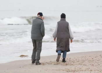 Merz verteidigt Rentenpolitik und stellt größere Reform in Aussicht 2 Strand (Archiv)